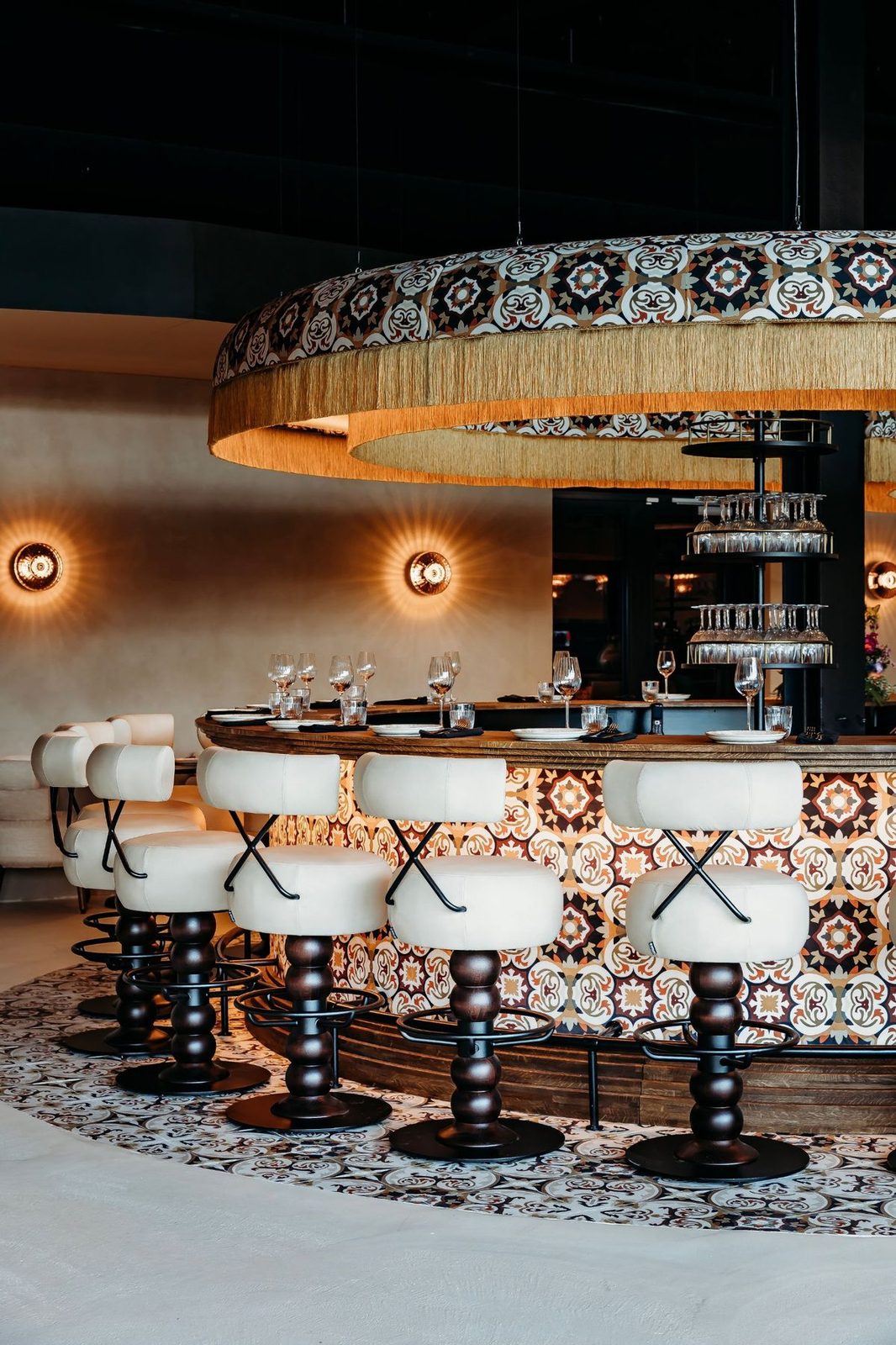 Bar met barkrukken en franjelamp bij Giorgio Rosa