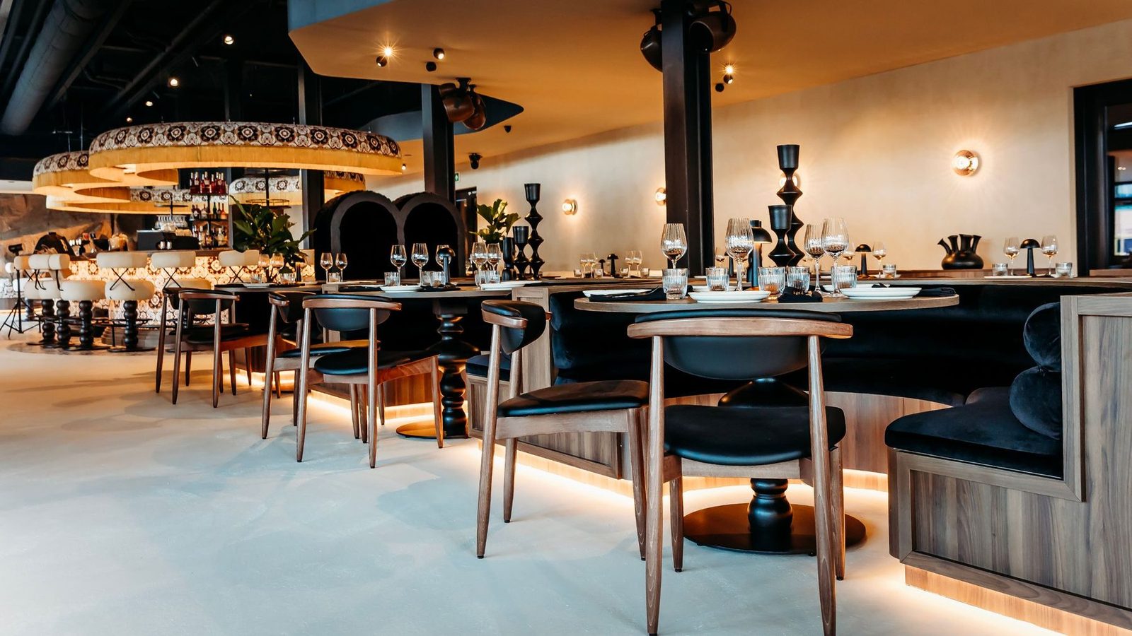 Eetzaal met tafels en zachte verlichting