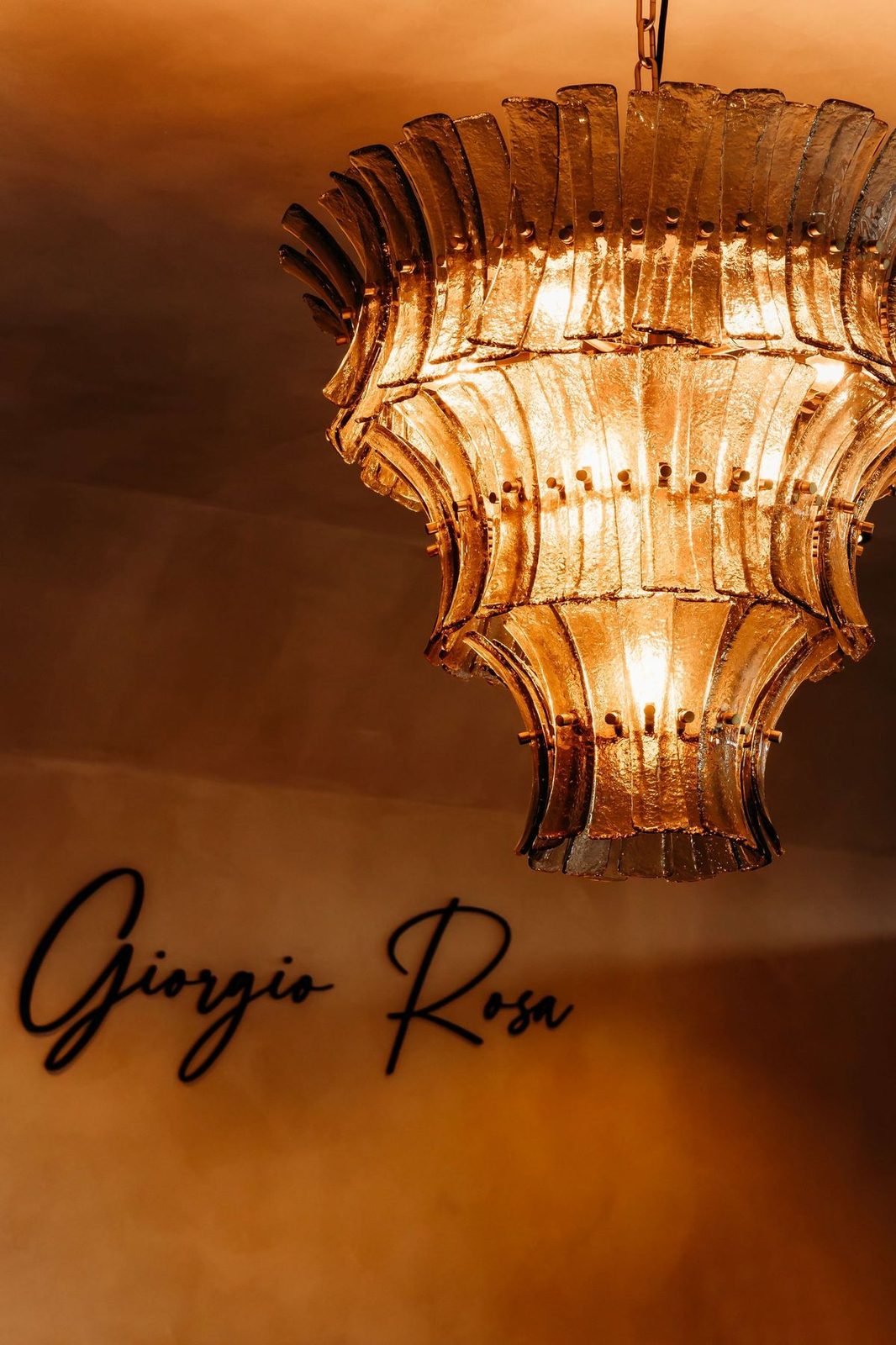 Kroonluchter met het Giorgio Rosa-schrift