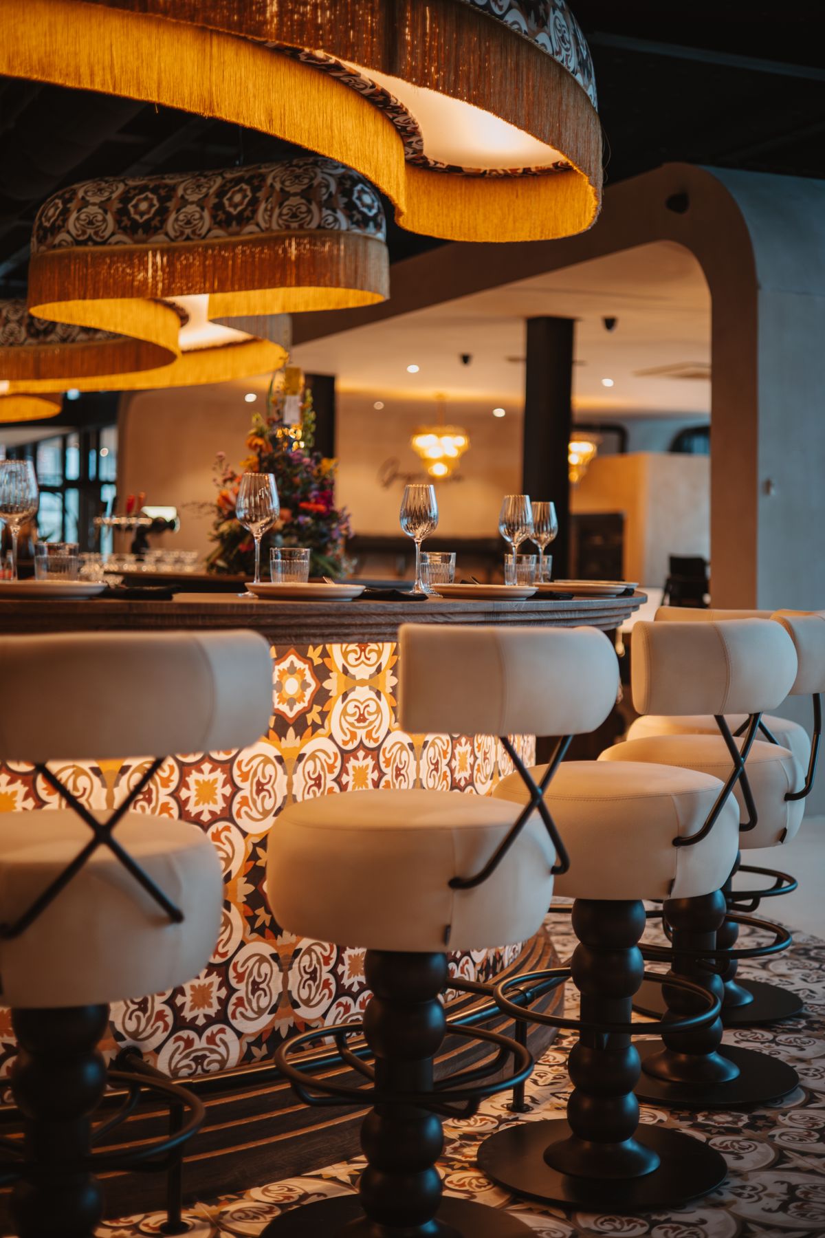 Barkrukken aan de verlichte bar, met gedekte plekken