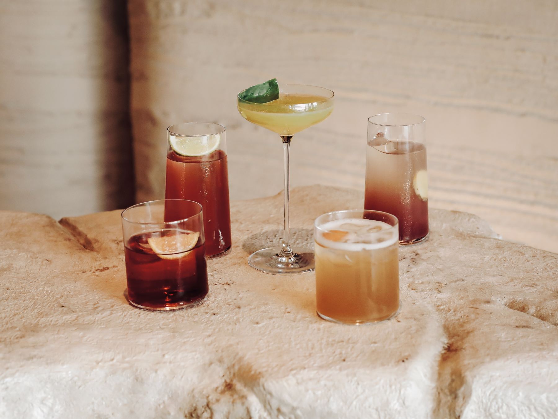 Vijf cocktails van de bar van Giorgio Rosa op de stenen tafel