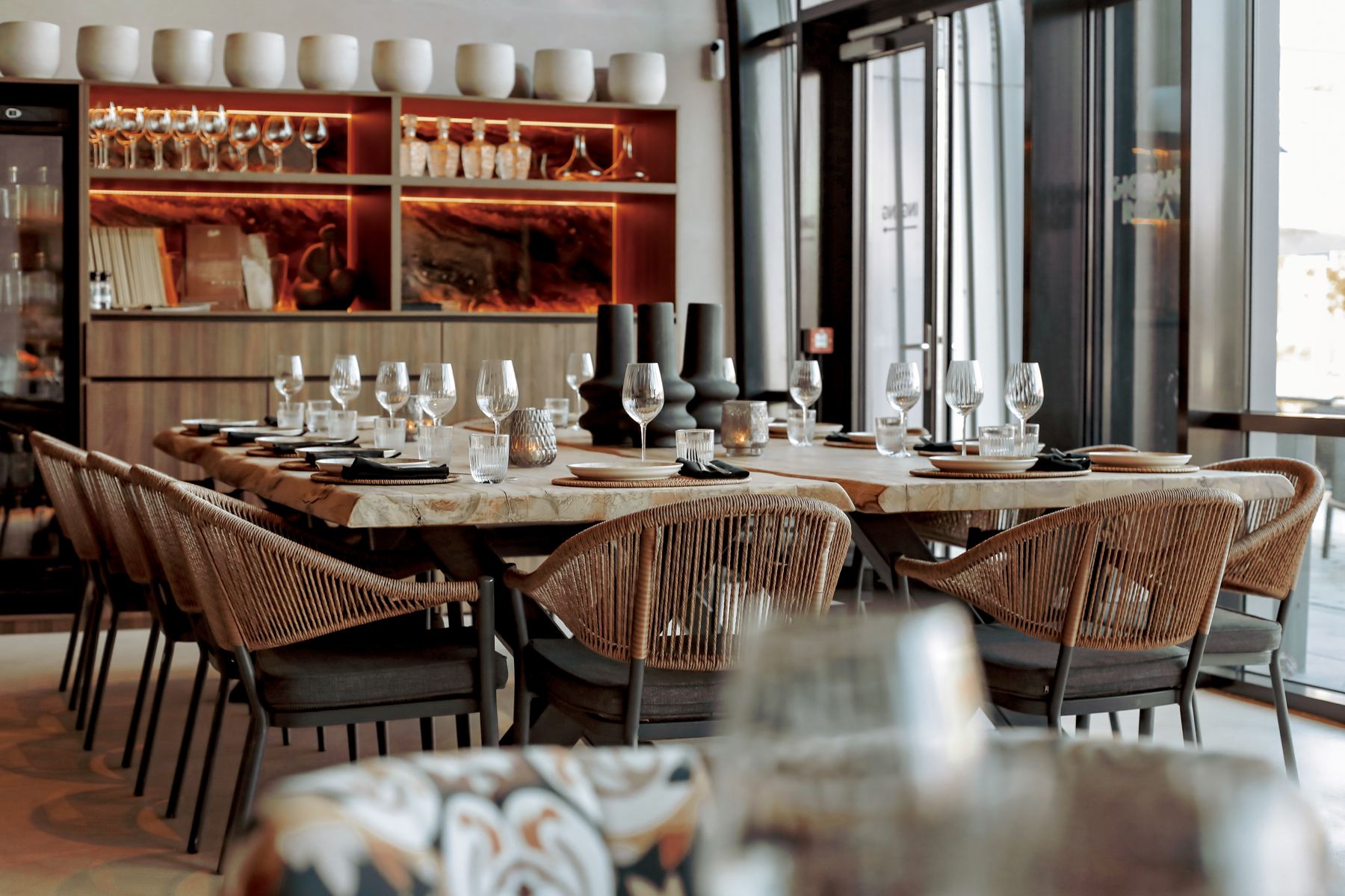 De Family Kitchen Table, gedekt, bij de wijnwand van Giorgio Rosa