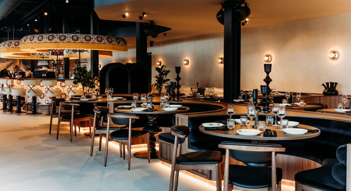 Ronde tafels en banken in het restaurant