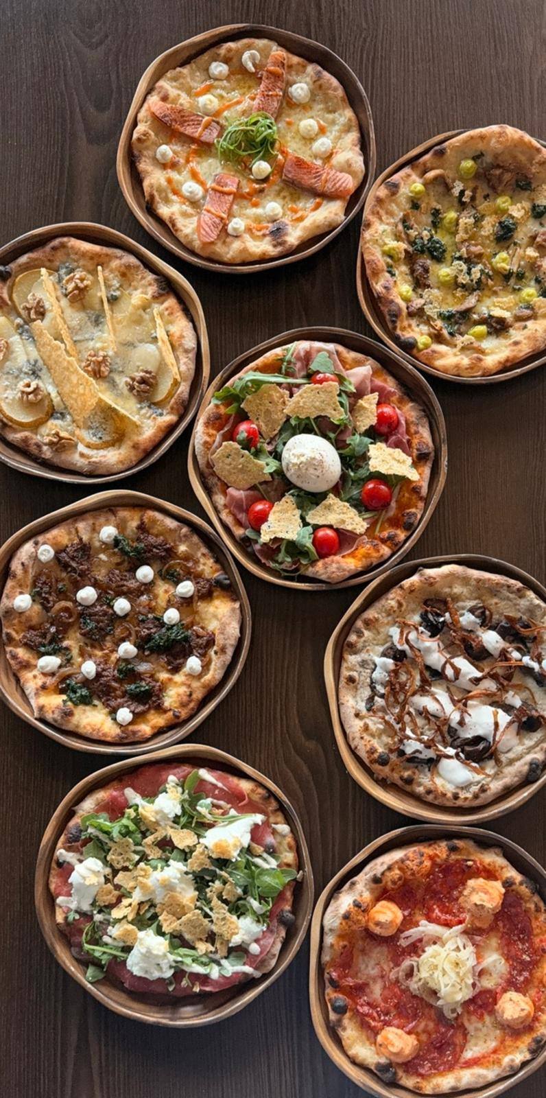 Acht pizzettes van Giorgio Rosa van bovenaf