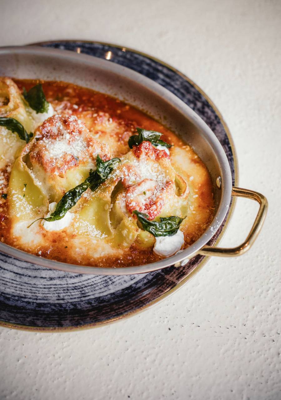 Ravioli uit de oven met pomodoro, mozzarella en basilicum