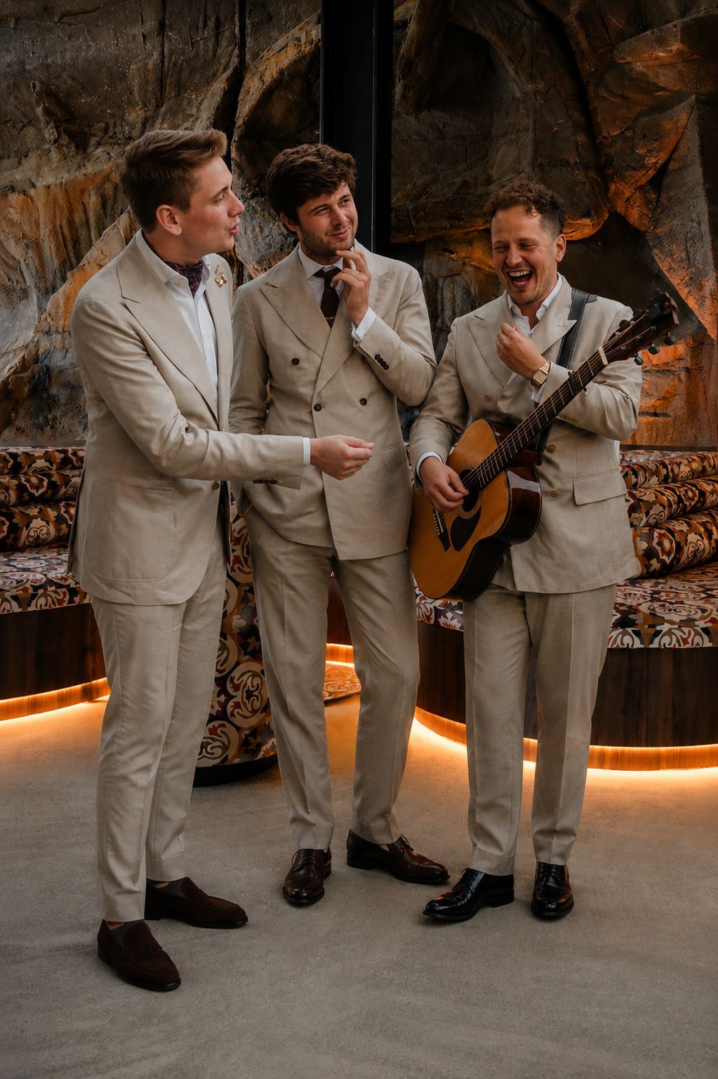 De Italianen: drie zangers met gitaar in pak, live muziek aan tafel bij Giorgio Rosa in Den Haag