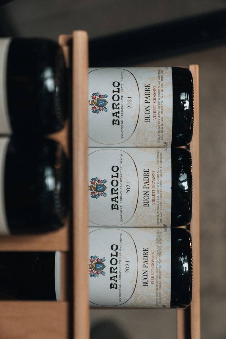 Flessen Barolo in het wijnrek