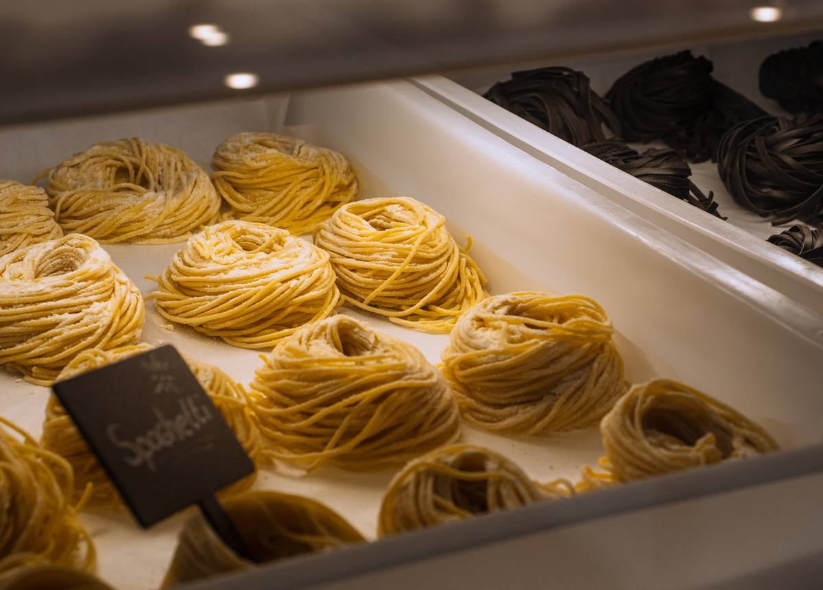 De pastavitrine met spaghetti en zwarte tagliatelle