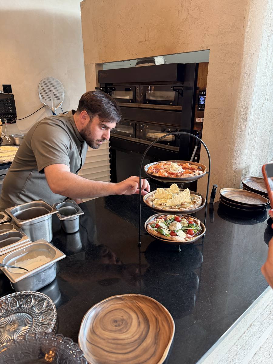 Pizzabakker Nando bouwt de Pizzette Tower op