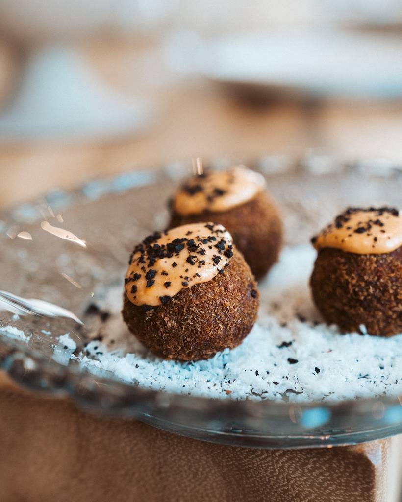 Arancini met saffraanmayonaise op kristal