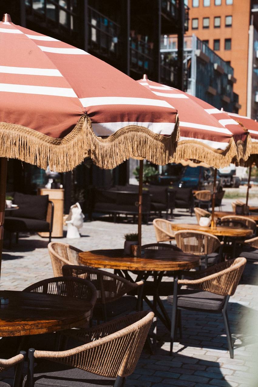 Roze gestreepte parasols met gouden franje