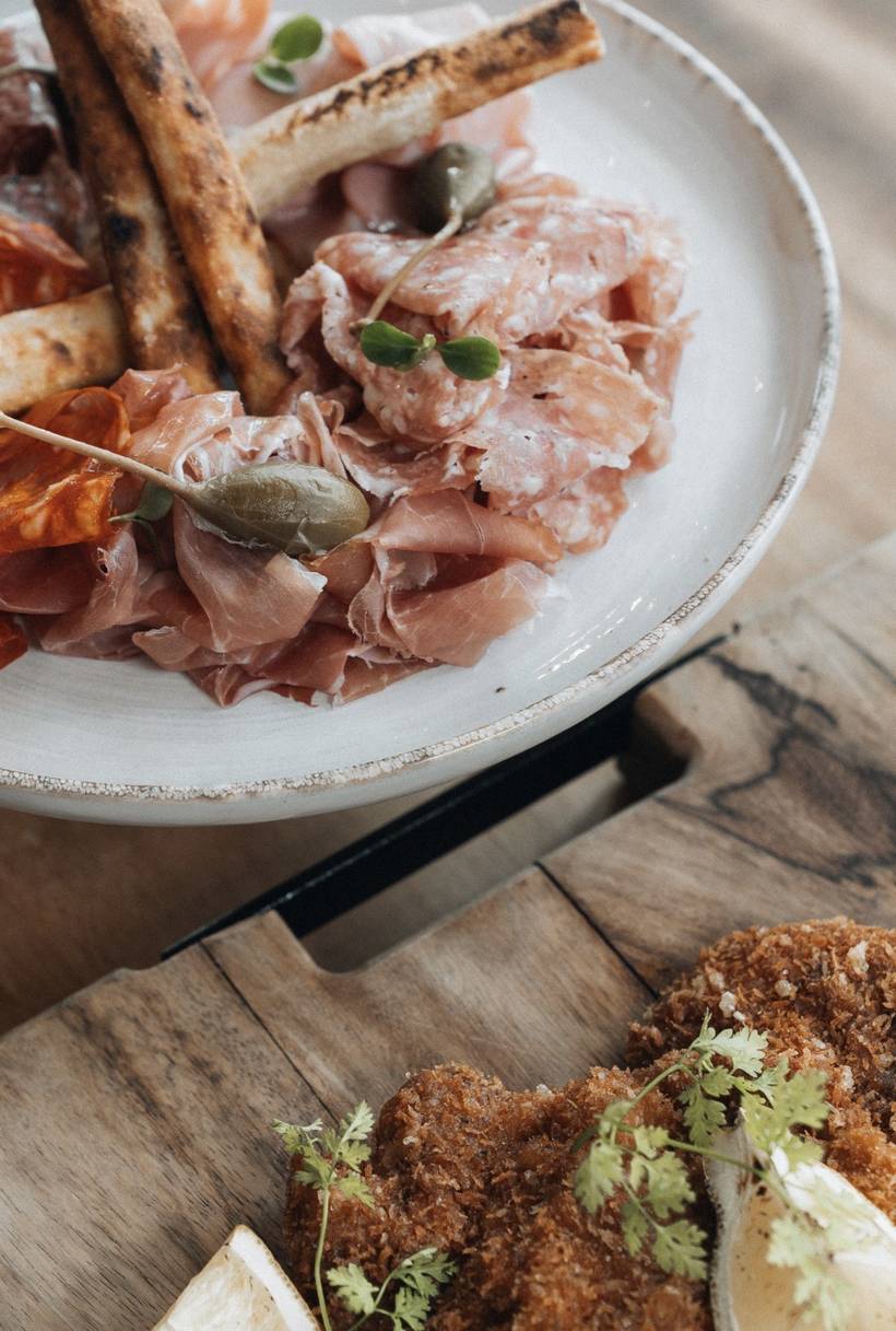 Italiaanse salumi met kappertjes en grissini