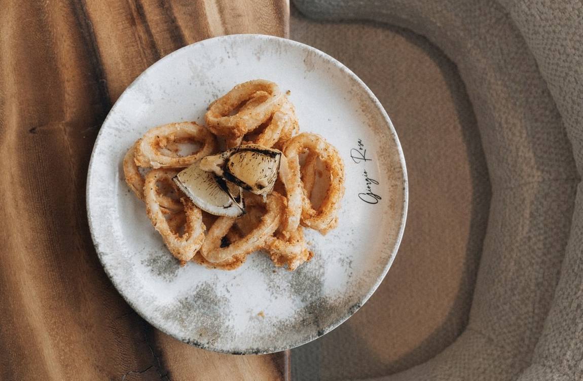 Calamari fritti op een bord met het Giorgio Rosa-logo