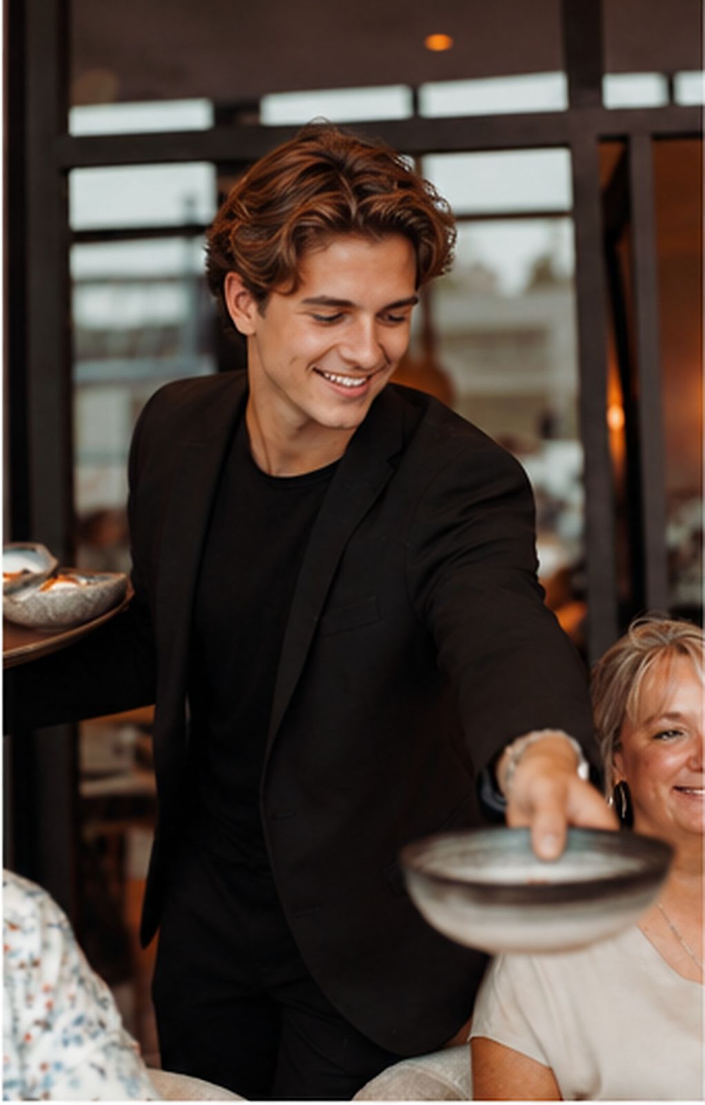 Bediening serveert aan tafel