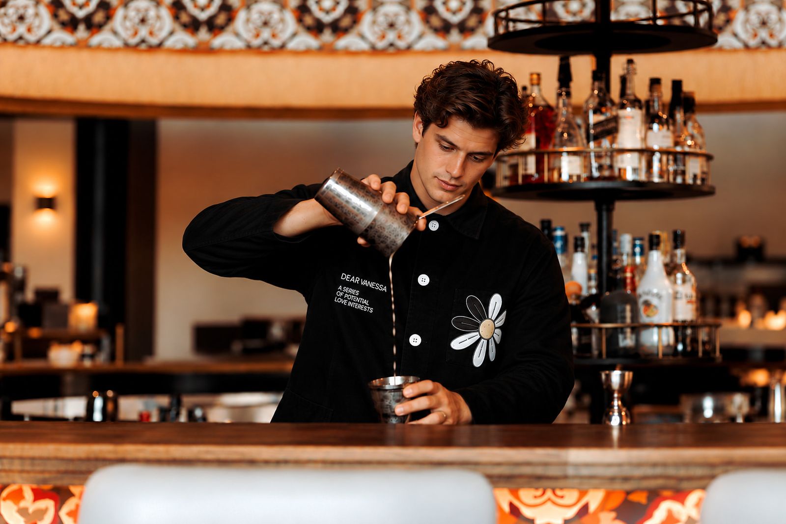 Barkeeper schenkt een cocktail